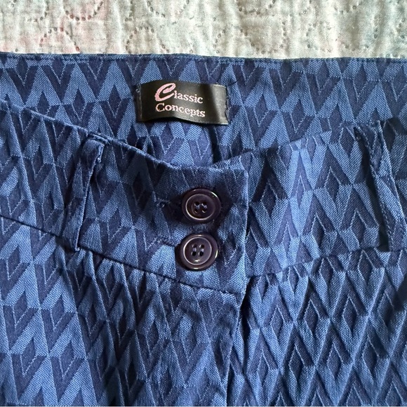 Elegant Blue Navy Patterned Women's Shorts - Picture 3 of 10